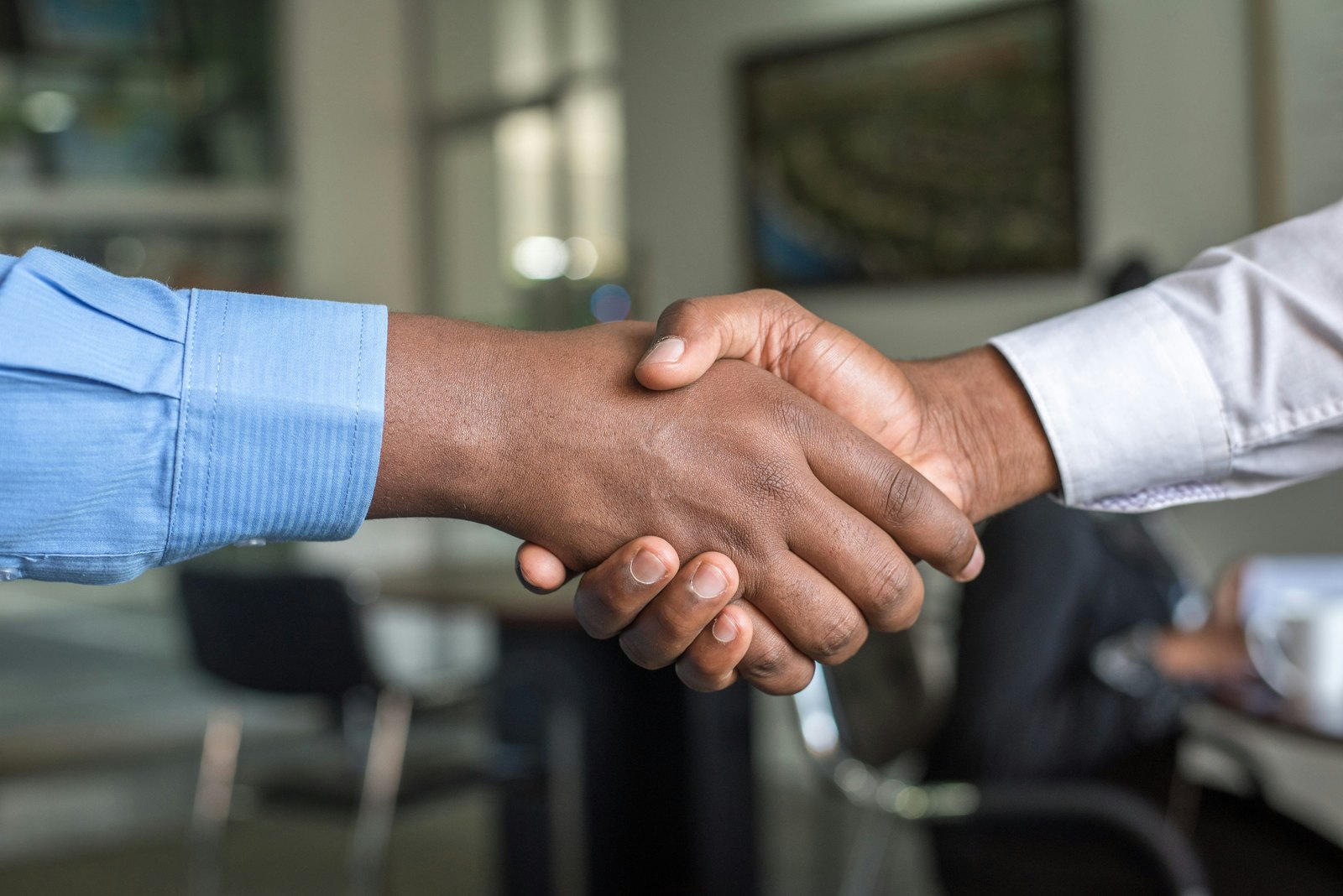 Reale Beratungssituation mit Handschlag und Businessgespräch